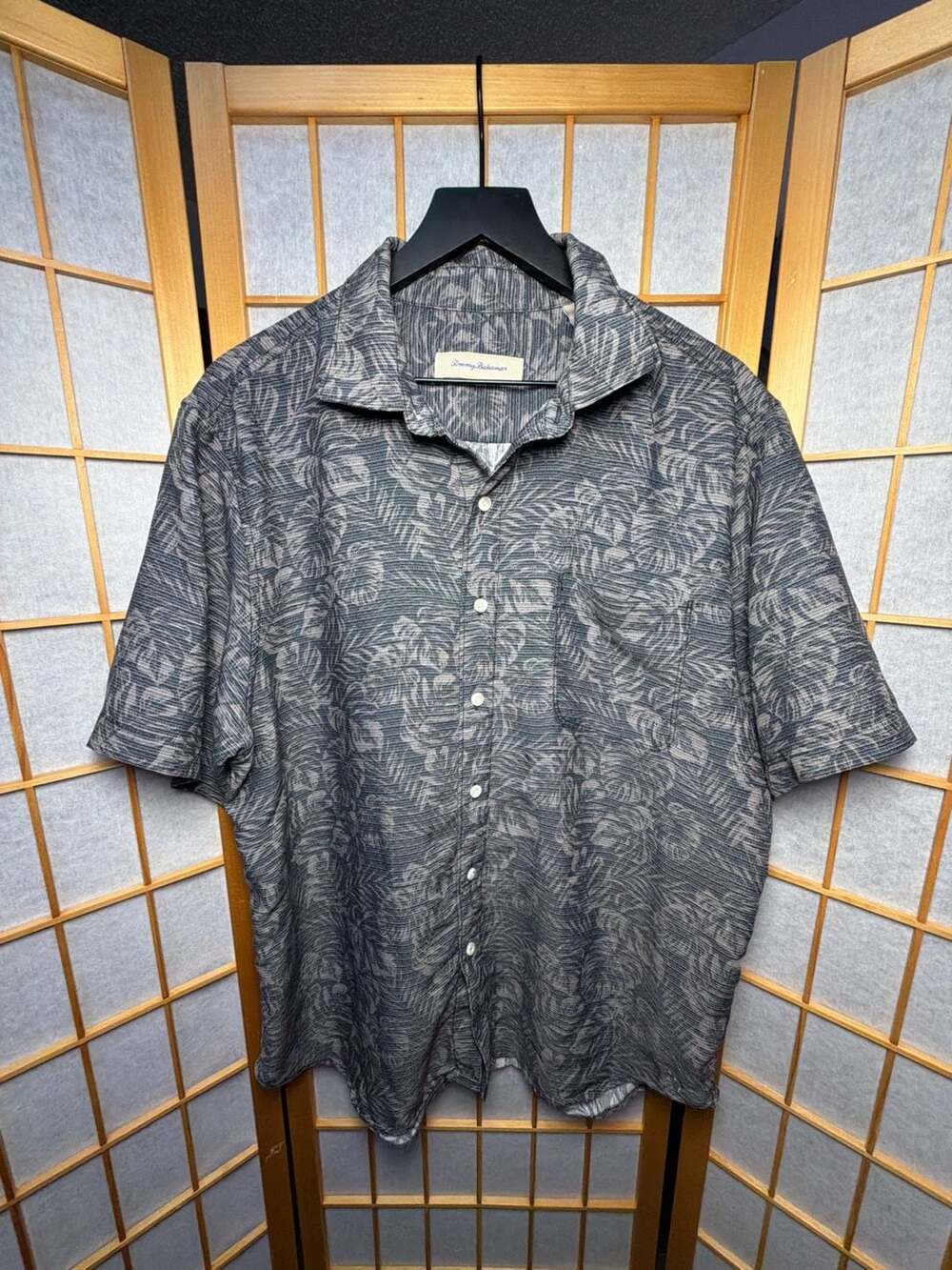 2000’s Tommy Bahama Button-Down Shirt Size L Gray Tropical Leaf Print